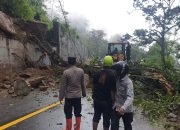 Longsor Tutup Akses Jalan di Lumajang, Kapolres: Upaya Evakuasi Berhasil Pulihkan Lalu Lintas