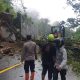 Foto: Polres Lumajang berhasil pulihkan alur Lalu Lintas pasca tanah longsor di Kilometer 56 dan 57, Desa Sumberwuluh, Kecamatan Candipuro, Lumajang