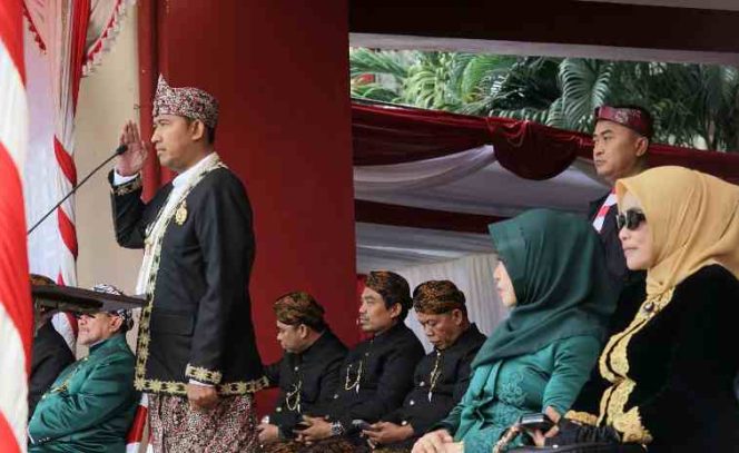 Foto: Bupati Sumenep Cak Fauzi Ajak Masyarakat Isi Kemerdekaan dengan Kerja Nyata dan Kebersamaan saat memperingati HUT RI ke-80 di halaman Pemkab