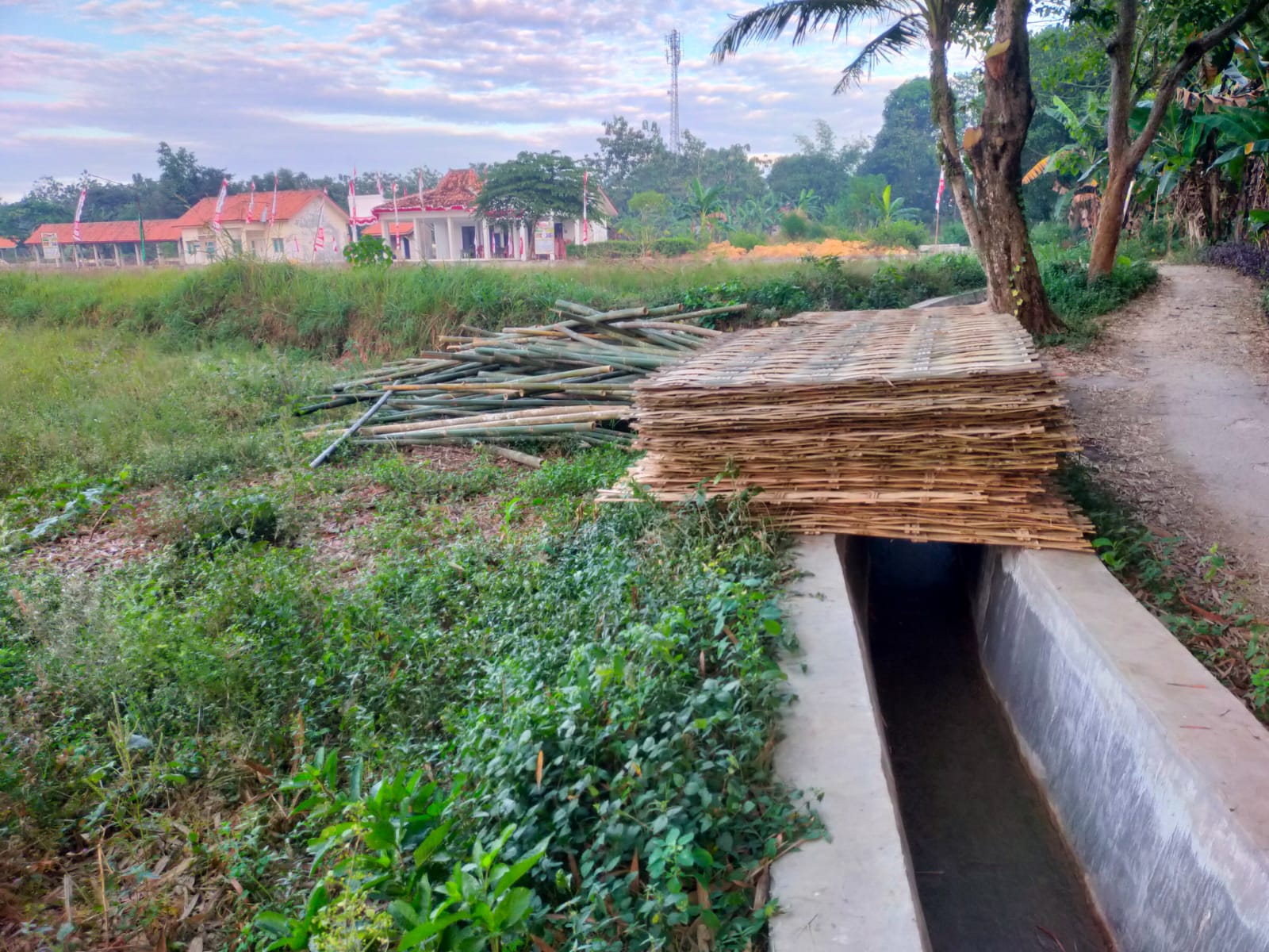 Foto: Bahan material bambu dan Gedek (Sasak Bambu) yang digunakan sebagai pagar pembatas sementara pembangunan gedung Puskesmas Ganding 