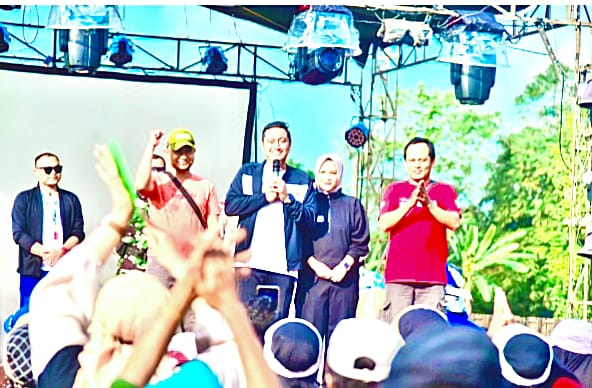 Foto: Wakil Bupati Lumajang, Yudha Adji Kusuma berikan semangat HUT RI k-80 yang dikemas dalam kegiatan jalan sehat