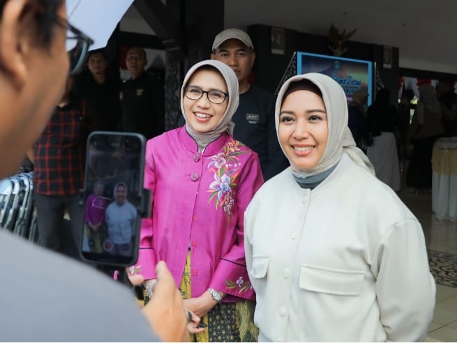 Foto: Walikota Mojokerto, Ika Puspitasari (Ning Ita) bersama Bupati Lumajang dan Indah Amperawati (Bunda Indah)