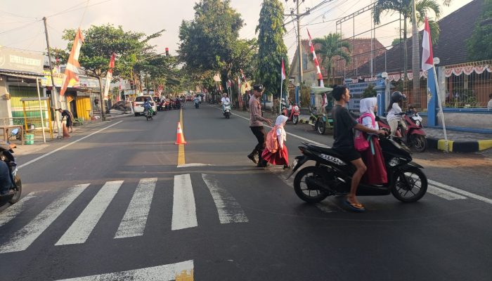 Polsek Pasirian Gelar Poros Pagi, Bantu Siswa Sekolah dan Urai Kemacetan