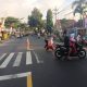 Foto: Anggota Polsek Pasirian Gelar Poros Pagi tengah bantu siswa sekolah melintas di jalan raya