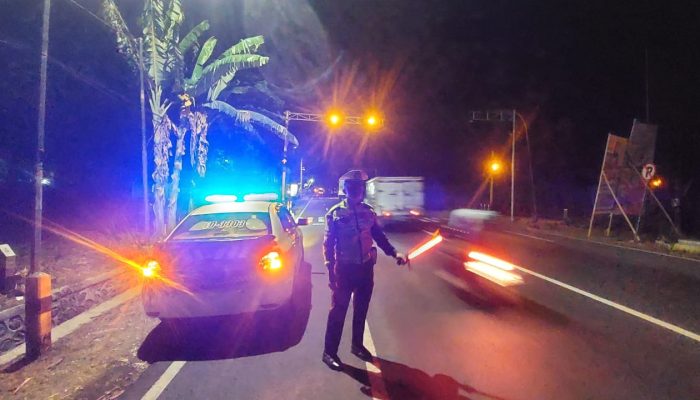 Foto: Satlantas Polres Lumajang tangah menggelar Patroli Blue Light, Antisipasi Balap Liar dan Gangguan Kamtibmas