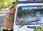 Satlantas Polres Lumajang Bagikan Bendera Merah Putih di Jalan, Sambut HUT RI ke-80