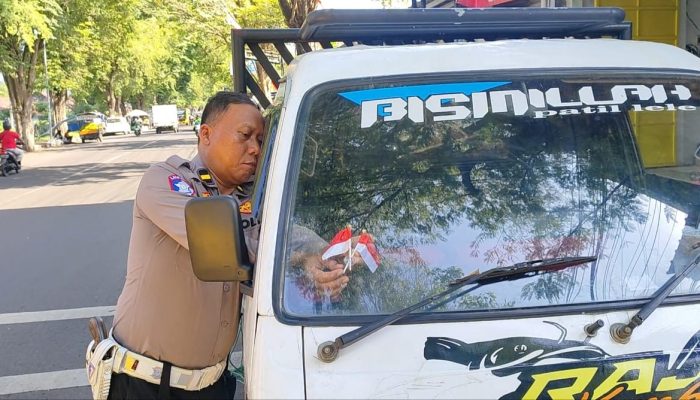 Foto: Satuan Lalu Lintas (Satlantas) Polres Lumajang melaksanakan kegiatan pembagian dan pemasangan Bendera Merah Putih pada kendaraan roda empat (R4) dan roda dua (R2)