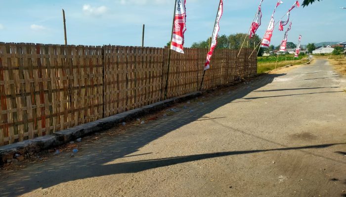 Janggal, Proyek Konstruksi Gedung Puskesmas Ganding Senilai Rp. 4,8 Miliar Pasang Pagar Pengaman Bahan Serba Bambu