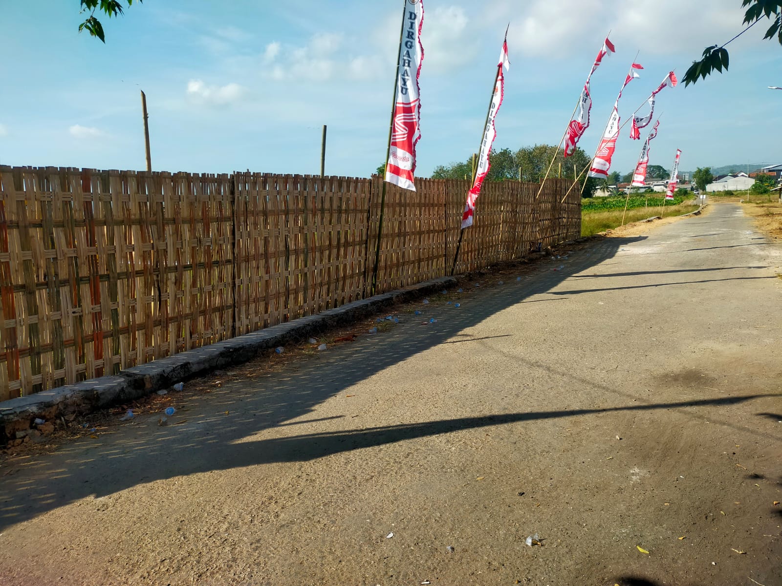 Foto: Pagar pembatas sementara yang terbuat dari bahan bambu proyek pembangunan gedung baru Puskesmas Ganding senilai Rp. 4 8 miliar