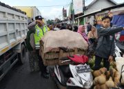 Dipimpin Kapolsek, Polsek Ranuyoso Gelar Pengaturan Lalin dan Tertibkan Pedagang di Pasar Buah