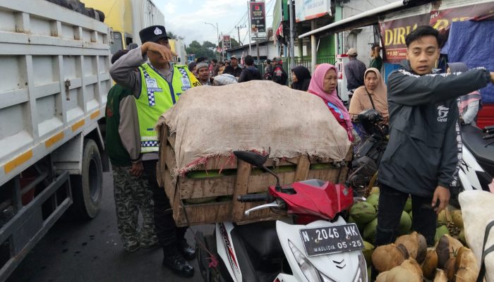 Dipimpin Kapolsek, Polsek Ranuyoso Gelar Pengaturan Lalin dan Tertibkan Pedagang di Pasar Buah