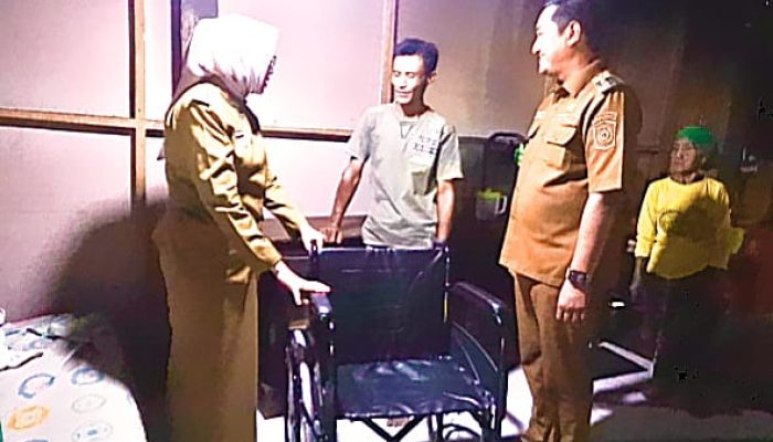 Bupati Dan Wakil Bupati Lumajang Serahkan Kursi Roda Pada Warga Penderita Tumor otak