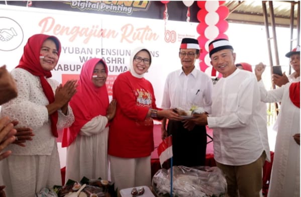 Foto: Bupati Lumajang, Indah Amperawati (Bunda Indah) menghadiri pengajian rutin Paguyuban Pensiunan PNS Wal Ashri