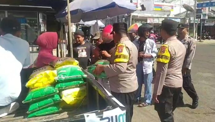 Polsek Senduro Gelar Pasar Murah, 4 Ton Beras Ludes Terjual