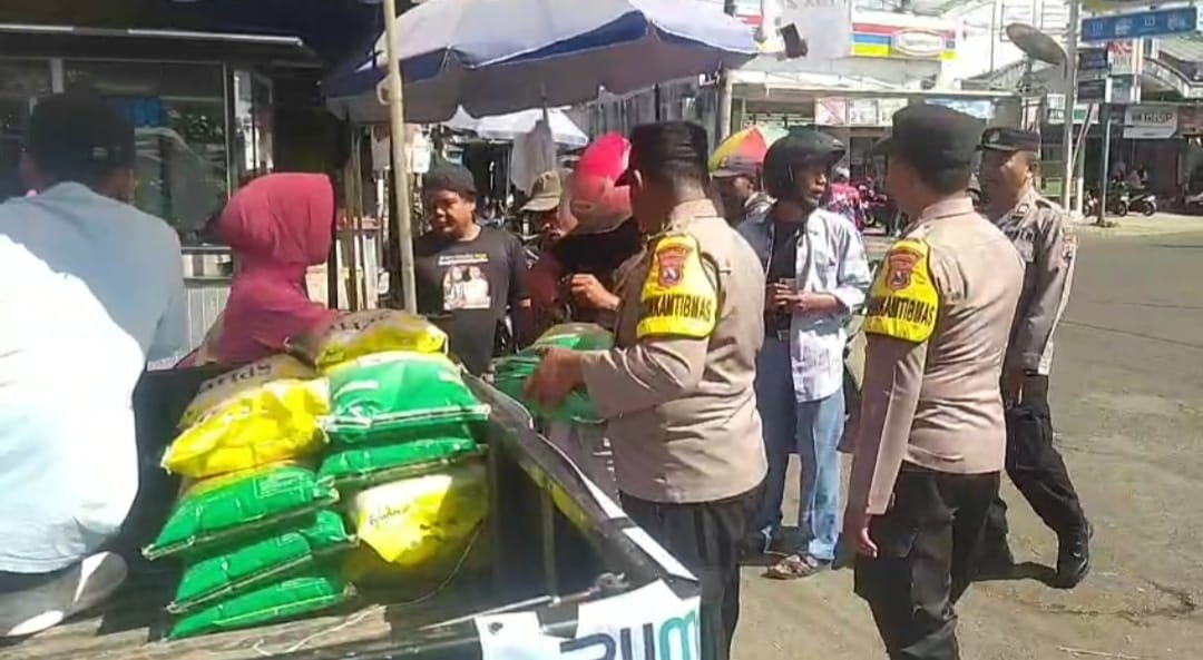 Foto: Polsek Senduro gelar pasar murah melibatkan Bulog dan Disperindag Kabupaten Lumajang, 4 ton beras ludes dengan sekejap