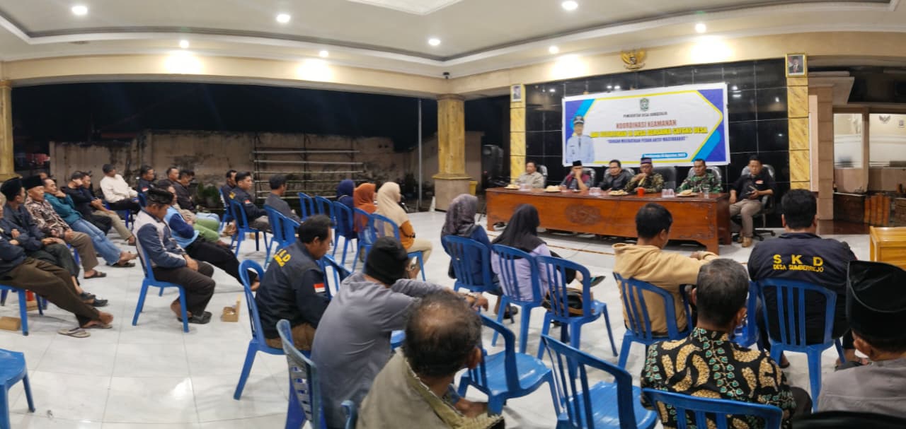 Foto: Kapolsek Candipuro AKP Lugito memberikan pembinaan Kamtibmas kepada Satgas Keamanan Desa (SKD) di Balai Desa Sumberejo, Kecamatan Candipuro Lumajang