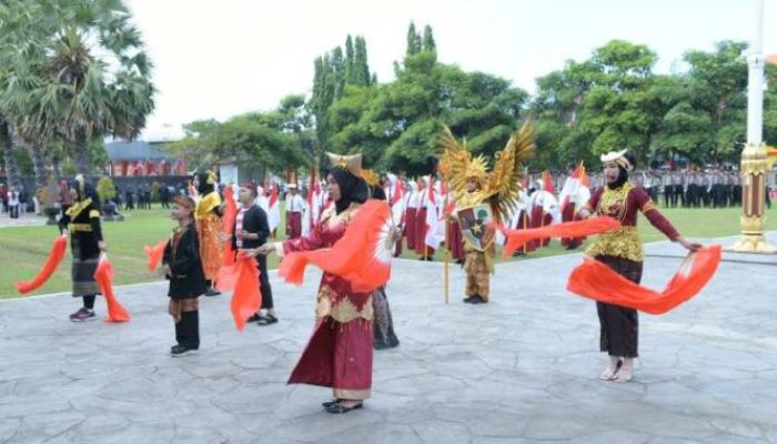 Foto: Penampilan istimewa Siswa-siswi SD, SMP dan SMA dalam memperingati HUT RI ke-80 di halaman kantor Bupati Sumenep