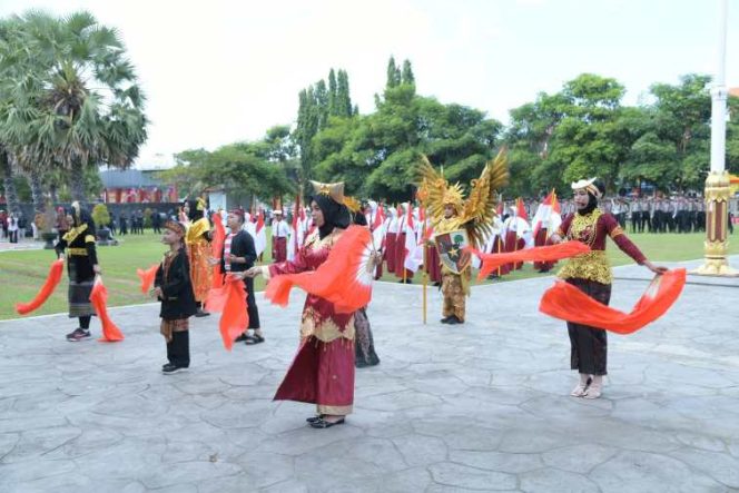Foto: Penampilan istimewa Siswa-siswi SD, SMP dan SMA dalam memperingati HUT RI ke-80 di halaman kantor Bupati Sumenep