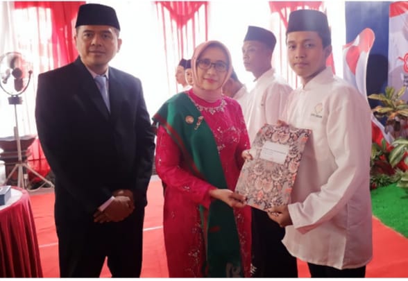 Foto: Bupati Indah Amperawati (Bunda Indah) menyerahkan secara langsung remisi kepada 520 Warga Binaan Pemasyarakatan (WBP) di Lapas Kelas IIB Lumajang secara simbolis