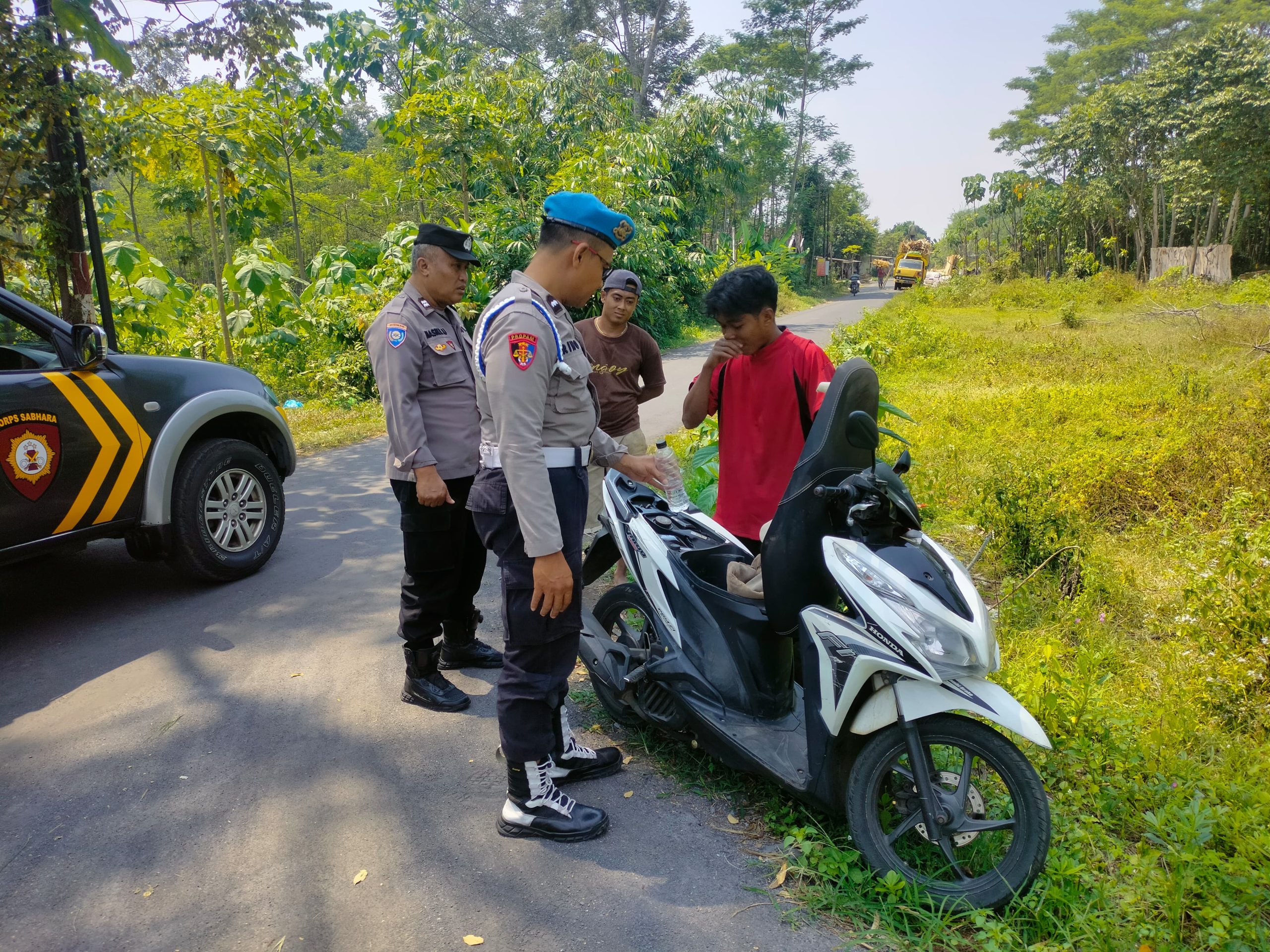 Foto: Sejumlah petugas Polsek Tempeh tengah memeriksa salah seorang pengendara R2