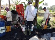 Semangat Gotong Royong, Mantan Kades Sumber Mujur Candipuro Benahi Bahu Jalan Kabupaten