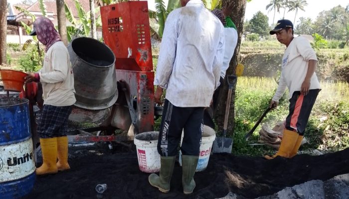 Semangat Gotong Royong, Mantan Kades Sumber Mujur Candipuro Benahi Bahu Jalan Kabupaten