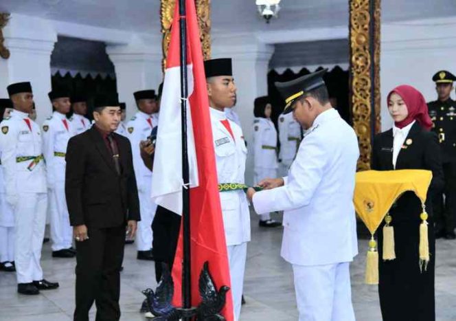 Foto: Kukuhkan Pasukan Paskibraka HUT RI ke-80, Bupati Sumenep Tekankan Jiwa Nasionalisme dan Rasa Patriotisme