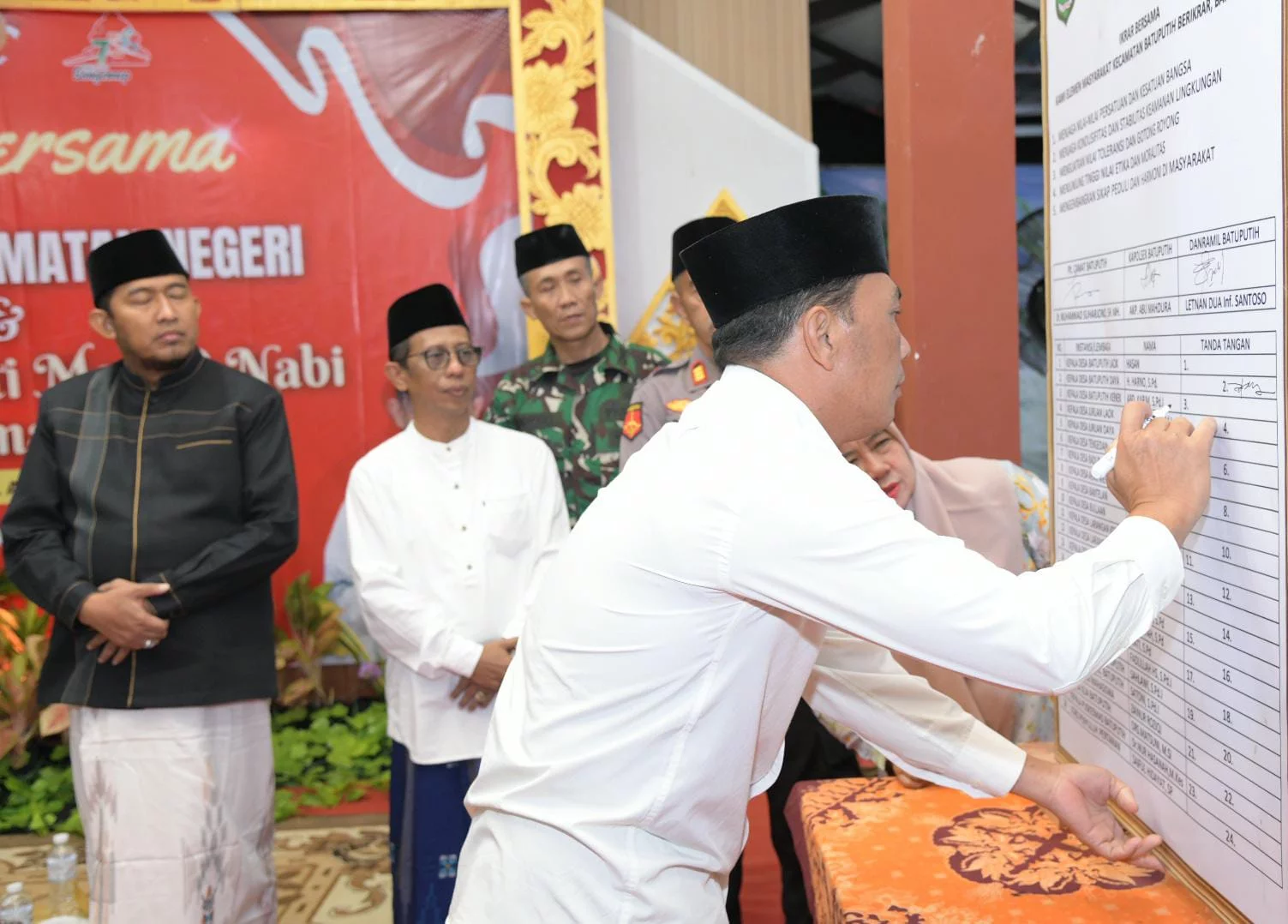Foto: Penandatanganan ikrar bersama sebagai komitmen seluruh elemen masyarakat untuk menjaga kondusifitas dan kerukunan di wilayah