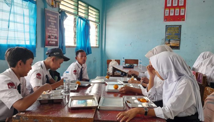 Perdana, SMP Negeri 5 Lumajang Terima Program MBG Untuk 681 Siswa