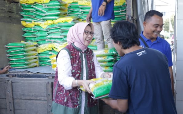 Foto: Bupati Lumajang, Indah Amperawati (Bunda Indah) turun langsung dalam gelar pangan murah
