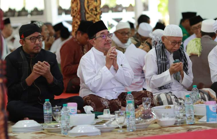 FOTO: Bupati Sumenep, Achmad Fauzi Wongsojudo bersama Wakil Bupati KH. Imam Hasyim didampingi mantan Bupati Sumenep KH. A Busyro Karim (kanan), dalam gelaran doa bersama untuk Negeri di Pendopo Agung Keraton Sumenep