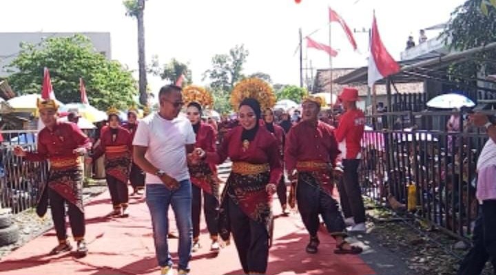 Foto: Tampak antusias para peserta diwarnai dengan pertunjukan seni budaya, pakaian adat, serta semangat gotong royong yang kental