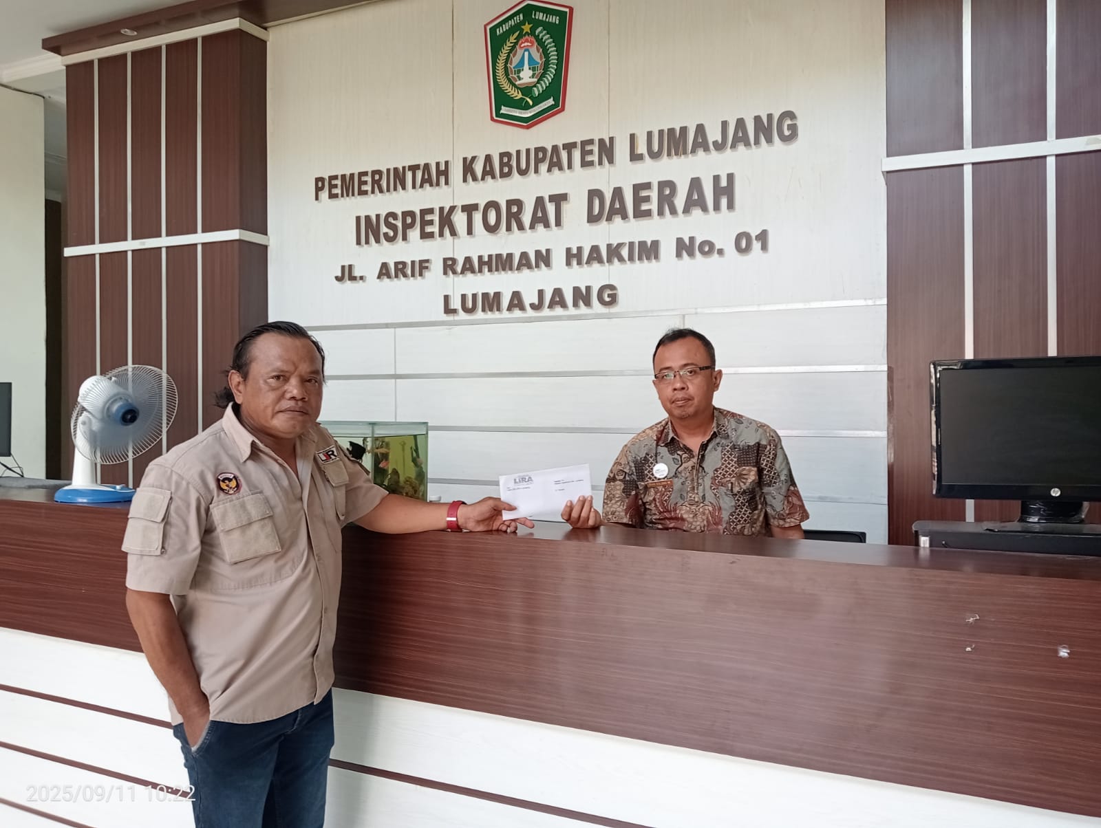 Foto: LSM LIRA tengah mengantarkan surat pengaduan ke Inspektorat Kabupaten Lumajang