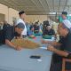 Foto: H. Mukmin, Owner PR. Bahagia saat proses pembelian tembakau petani di gudang miliknya, Sabtu (13/9/2025).