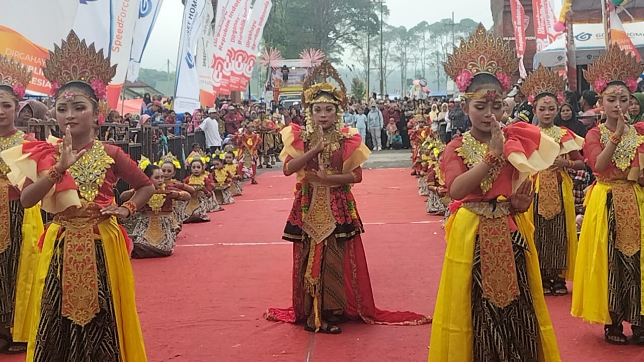 FOTO: Wujud Kebersamaan dan Semangat Masyarakat dengan mengadakan Gebyar karnaval di Desa Sumbermujur, Kecamatan Candipuro Lumajang