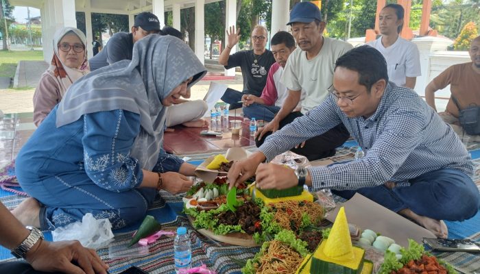 Prosesi potong Tumpeng & Do’a Bersama, Tanda di Mulainya Proyek Rehabilitas Alun – Alun Lumajang