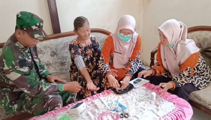Babinsa Grati Dampingi Puskesmas Labruk Kidul Lakukan Kunjungan Kesehatan Lansia Risiko Tinggi