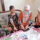 FOTO: Babinsa Grati Koramil 0821-19/Sumbersuko, Serda Ardiyoso, mendampingi tim Puskesmas Labruk Kidul tengah melakukan kegiatan kunjungan kesehatan Lansia Risiko Tinggi secara door to door