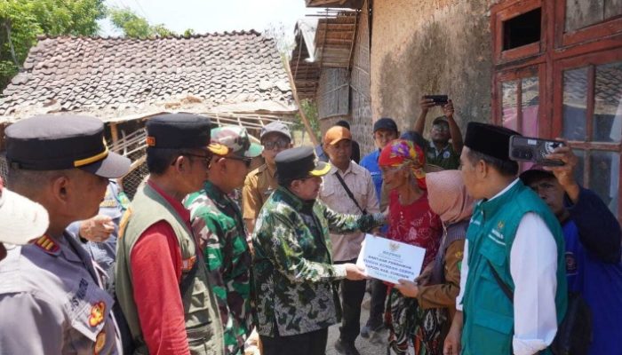 Bersama Baznas, Pemkab Sumenep Salurkan Bantuan Perbaikan Rumah Korban Gempa di Sapudi