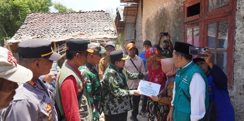 FOTO: Wakil Bupati KH. Imam Hasyim menyalurkan bantuan perbaikan rumah pasca gempa di Spudi