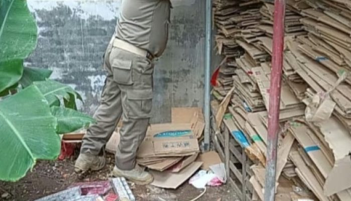 Memburu Rokok Tampa Cukai, Satpol PP Lumajang Melakukan Operasi Senyap