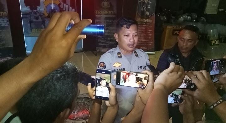 FOTO: Massa mengamuk usai kematian tak wajar Rudi Kelvin terduga pelaku Curwan, kasi Humas Polres Lumajang Ipda Untoro, sampaikan klarifikasi.