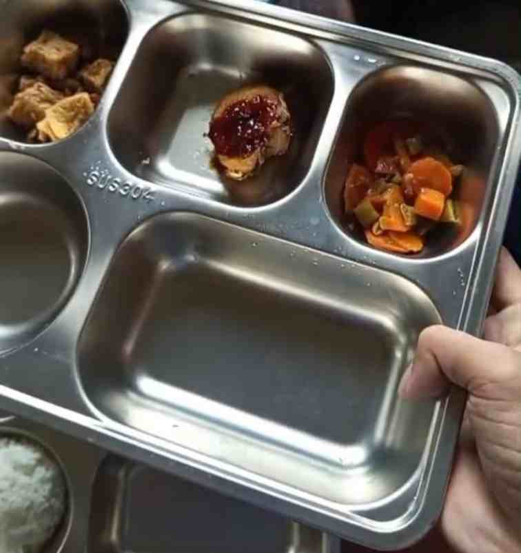 FOTO: Siswa tengah menunjukkan tempat Ompreng yang tidak ada nasi hanya ada lauk