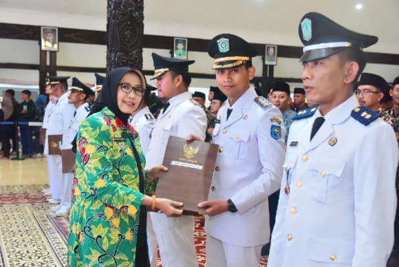 FOTO: Indah Amperawati (Bunda Indah), pada acara pelantikan 191 pejabat di lingkungan Pemerintah Kabupaten Lumajang