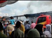 Tiga Toko di Pertigaan Pasar Ganding Terbakar, Damkar Masih Lakukan Pemadaman