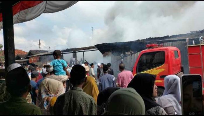 Tiga Toko di Pertigaan Pasar Ganding Terbakar, Damkar Masih Lakukan Pemadaman