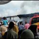FOTO: 3 mobil Tangki Damkar tengah melalukan upaya pemadaman api