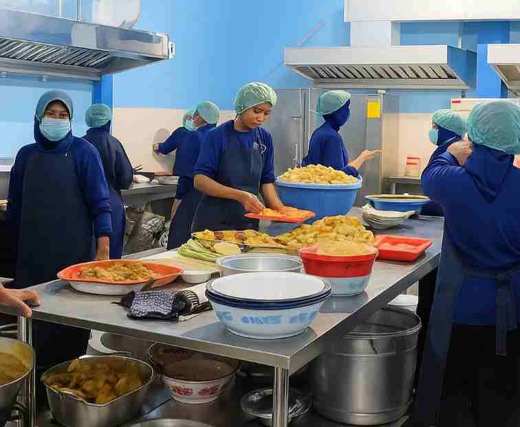 FOTO: Sejumlah karyawan SPPG Al Azhar sibuk menyiapkan menu MBG