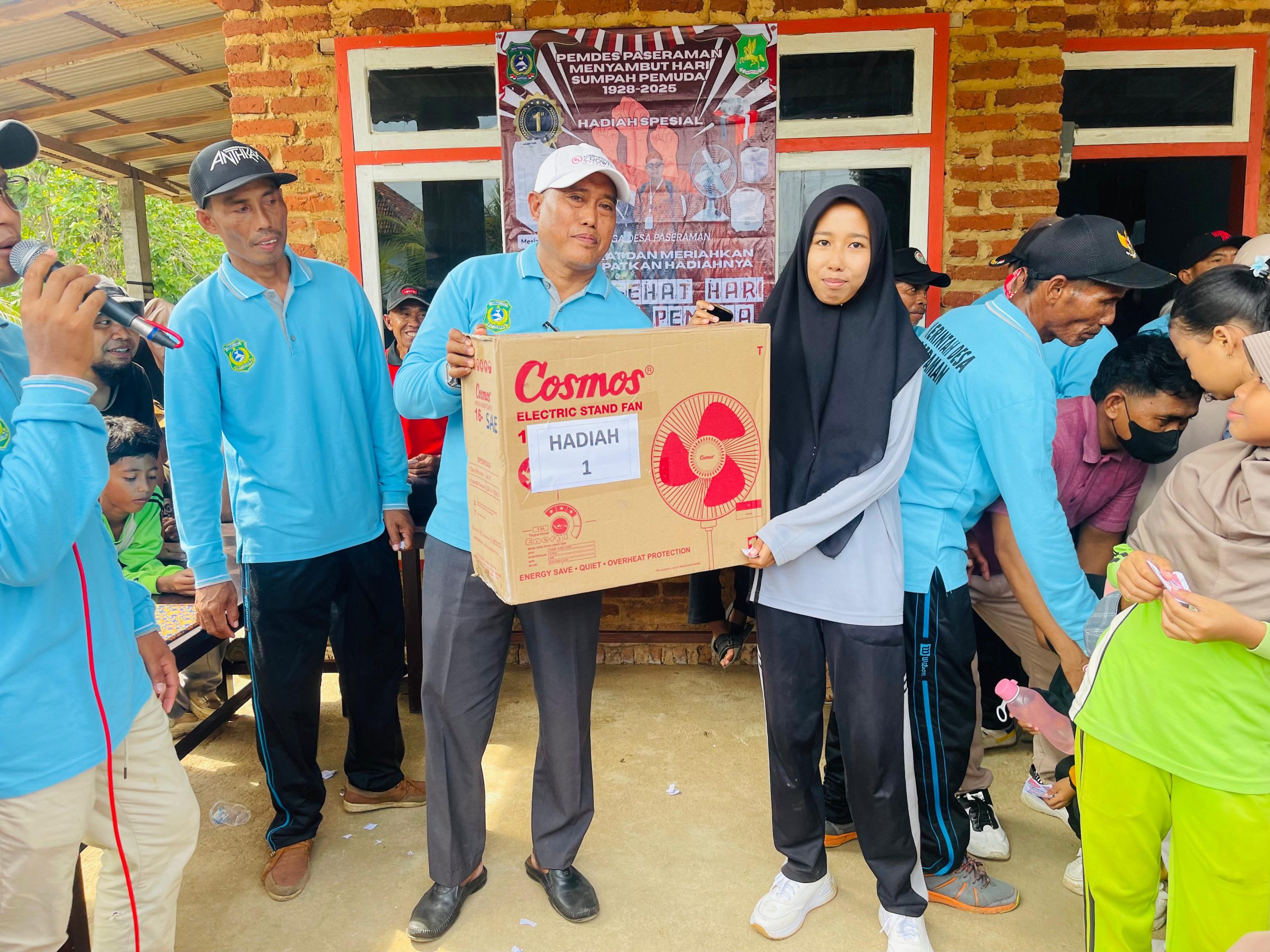 FOTO: Momentum penyerahan hadiah kepada salah seorang peserta di penghujung acara