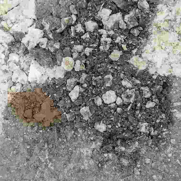 FOTO: Kondisi fisik Pekerjaan Lapisan Penetrasi (Lapen) jalan aspal di Dusun Karpenang, Desa Manding Laok